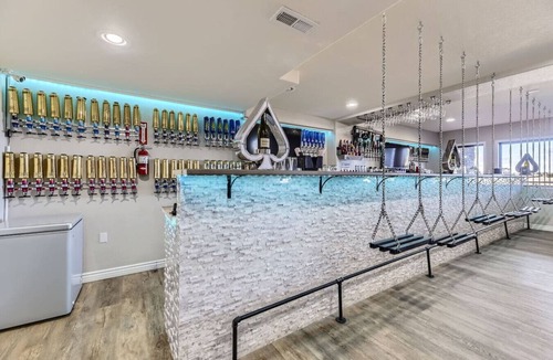 Parker House | Mountain Top Mansion w/Bar, B-ball Court, 6BR, 3FB, 2HB, 2 Air mattress