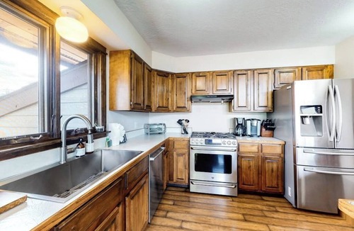 Summit Cove House | Mountain view home with deck, wood-burning fireplace, & WiFi - great location