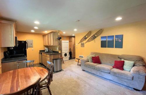 Packwood House | Mountain View | Wifi, Smart TV, In town