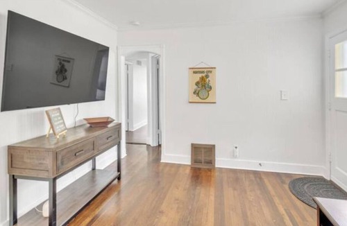 Merriam House | Mrs. Pac-Man-KC- HUGE Master Suite