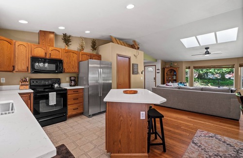 Packwood House | Mt. Rainier Cabin-Hot Tub-AC-Quiet
