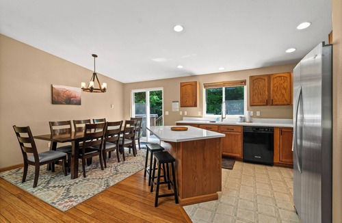 Packwood House | Mt. Rainier Cabin-Hot Tub-AC-Quiet