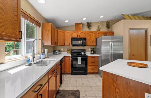 Packwood House | Mt. Rainier Cabin-Hot Tub-AC-Quiet