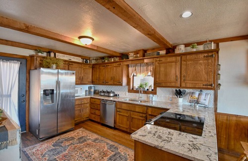 Park Hill Cabin | Multi-Level Cabin With Beautiful Views of Tenkiller Lake