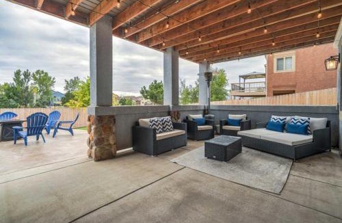 Northeast Colorado Springs House | Mystique Villa - Gym Pool Table BBQ Alfresco