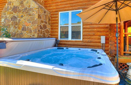 Wheatland Cabin | Naffcation Lodge OKC Cabin And Guest House Retreat On 5 Acres