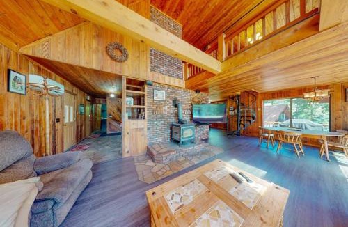 Joseph House | Nana and Papa's - Lakefront dog-friendly home in Joseph with amazing yard deck