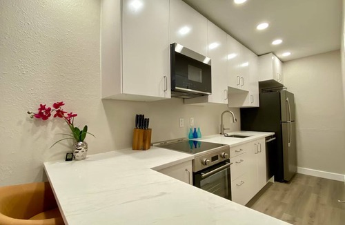 Oak Lawn Condo | Near Dallas Market Center & Walk to Vibrant Cedar Springs Strip w/Gated Parking