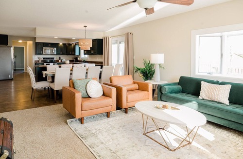 Springfield House | Near Dave Chappelle's Summer Camp. Sleeps 14+Hot Tub
