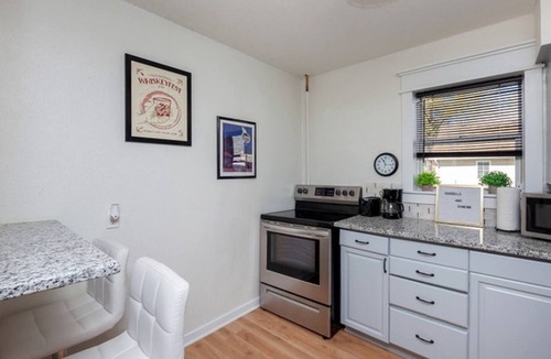 Des Moines House | Near Downtown ~ 2BDR & Fun Backyard ~ Pet Friendly