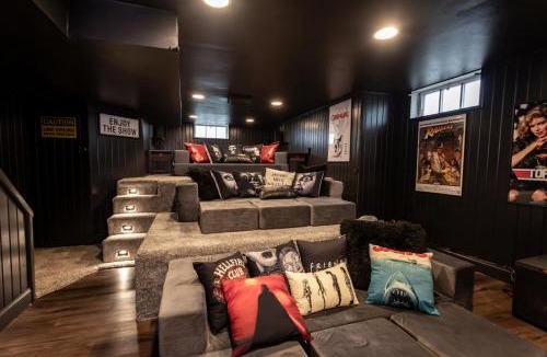 Waveland Park House | Near Drake/Downtown packed w/Amenities - Hot Tub - Movie Theater