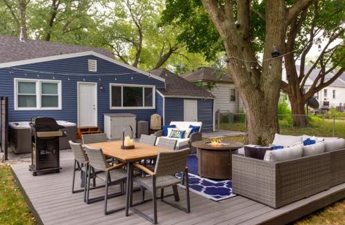 Waveland Park House | Near Drake/Downtown packed w/Amenities - Hot Tub - Movie Theater