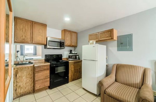 Ira Hotel | Near Heritage Village & Local Landmarks | Free Parking | King Bed Room