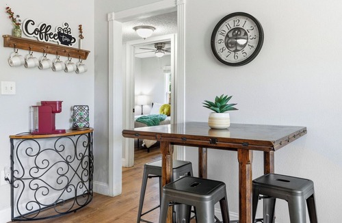 Abilene House | Near HSU, ACU & Hendrick ~ Clean ~ Charming Cottage ~ New Discounts ~ Pets
