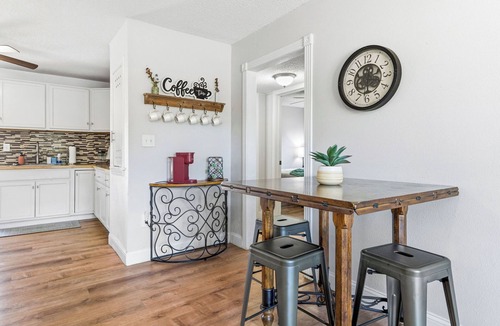 Abilene House | Near HSU, ACU & Hendrick ~ Clean ~ Charming Cottage ~ New Discounts ~ Pets
