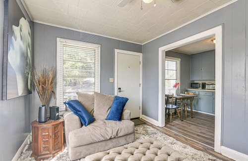 Lakeview  Jefferson County Apartment | Near Sabine Lake & Refineries: Pet-Friendly Apt