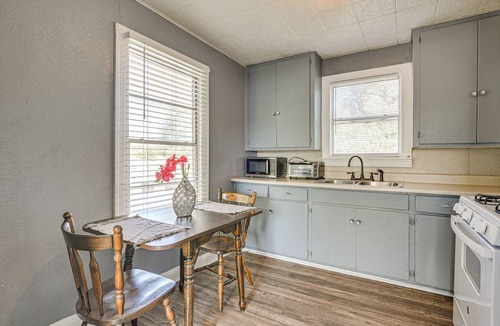Lakeview  Jefferson County Apartment | Near Sabine Lake & Refineries: Pet-Friendly Apt