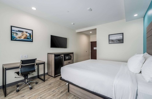 Katy Hotel | Near Vibrant Katy Boardwalk District! Offers Free Parking and Breakfast!