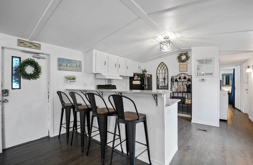 Lake Dallas Cottage | Near Water: Lake Dallas Home w/Furnished Patio!