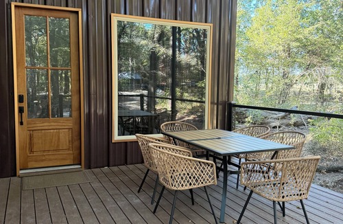 Gober Cabin | Nestled between both Bonham Lake and The New Bois D Arc Cozy 2-bedroom cabin