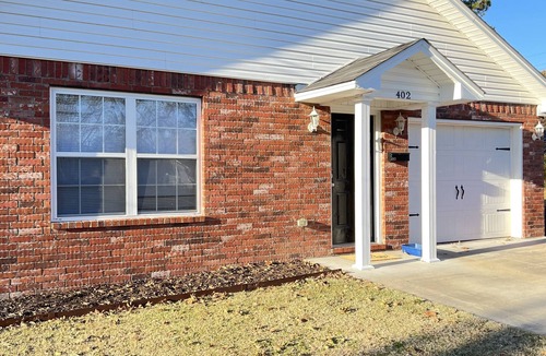 Russellville House | New! 3 bd/2 bath Townhome - Ping Pong Table