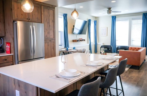 Latah Valley House | *NEW* 3 King beds, fenced yard, Firepit table
