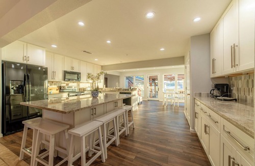Azle House | New 5 Bed/Lakefront/Boat dock/Game room/Guest House.