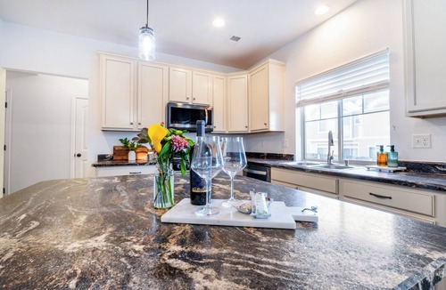 Commerce City House | NEW! 5BR Mt View Haven - 15min to Airport & 30 min to Downtown + Garage Parking