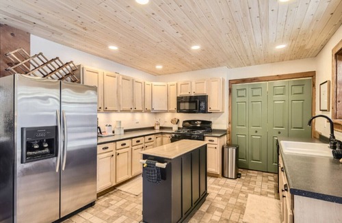 Bailey House | NEW! Bailey Bliss: Hot Tub, Views, & Fast Wifi