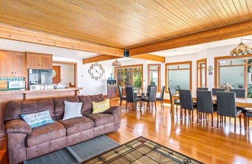 Bells Beach Cottage | NEW: Beautiful Bungalow on Warm Beach Puget Sound