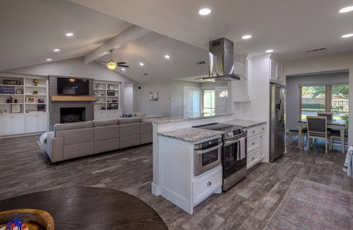 Granbury House | NEW beautiful, clean 3-bedroom lake house 5 minutes from Granbury Square