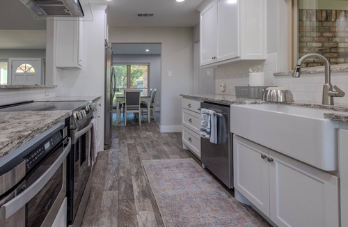 Granbury House | NEW beautiful, clean 3-bedroom lake house 5 minutes from Granbury Square