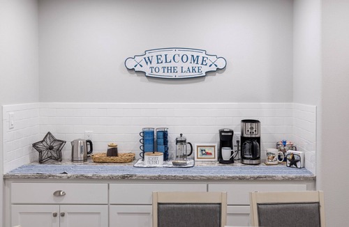 Granbury House | NEW beautiful, clean 3-bedroom lake house 5 minutes from Granbury Square