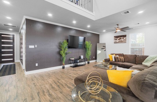 Barker House | New Beautiful Modern Luxury 3 Bedroom 2.5 Bathroom Home 20 Mins from Galleria