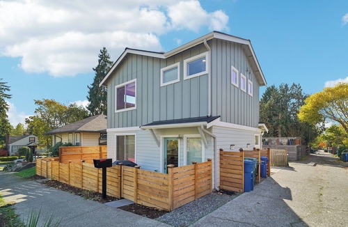 Bryant House | New Build , 2 Bedrooms, 2 bathrooms close to UW, U-Village, Burke