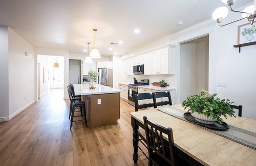Thatcher House | NEW BUILD Spacious 4-bedroom house with great location- sleeps 10