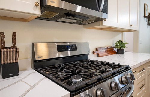 Thatcher House | NEW BUILD Spacious 4-bedroom house with great location- sleeps 10