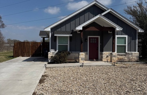East Riverside House | New Construction 2-bed modern farm home minutes from Baylor and Downtown Waco