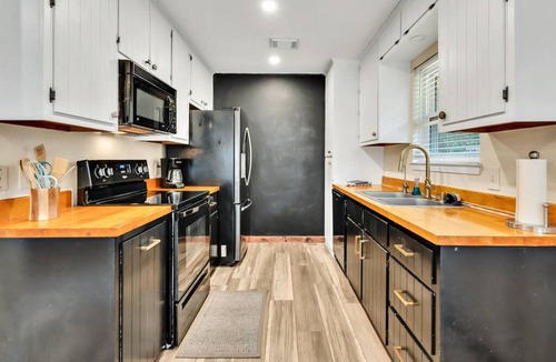 Hewitt House | New Cozy Retreat Located 15 Minutes to Waco