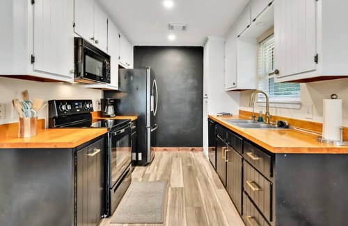 Hewitt House | New! Cozy Retreat Located 15 minutes to Waco