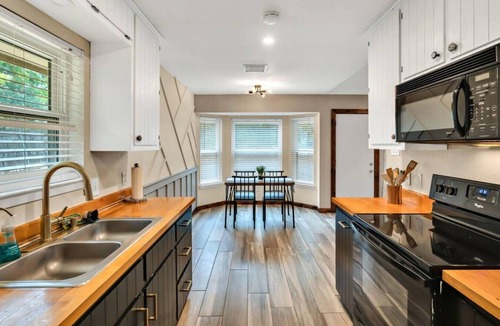 Hewitt House | New! Cozy Retreat Located 15 minutes to Waco