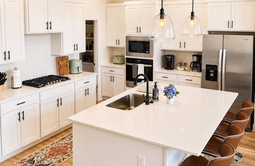 Bentonville - Fayetteville House | New Designer 4BR Sleeps 8 Near UofA & Trails