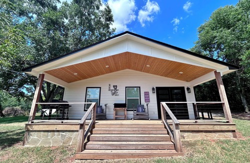Jacksonville House | NEW! Fire pit AND golf! LUXURY COUNTRY RETREAT in heart of MAJESTIC ETX!