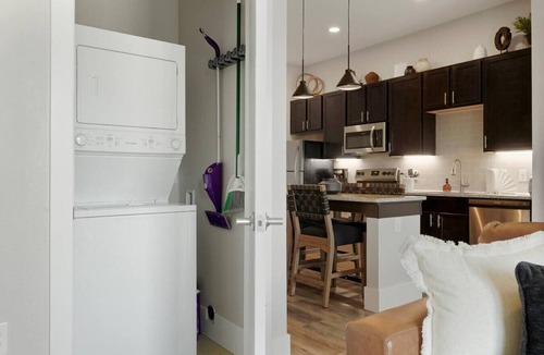 Golden Condo | NEW Golden Luxe Condo-Patio w/Firepit + Mtn Views