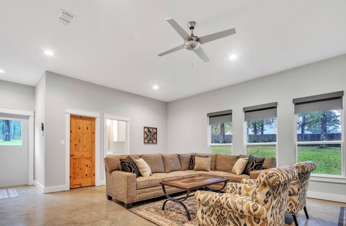 Nacogdoches House | NEW! Hidden Gem 3 BR Farmhouse on 25+ Gated Acres in Nacogdoches, No Pet Fee