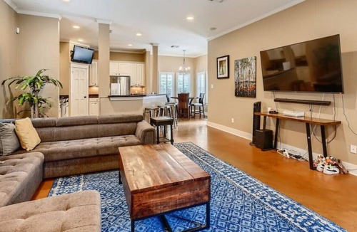 Shady Acres House | New Listing! 2 Bed 2 Bath Home Mins to DT Houston/Medical Disctrict