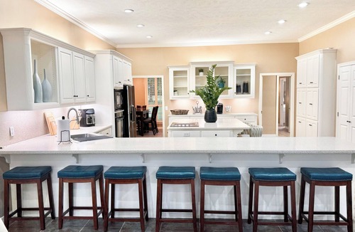 Wellborn House | New Listing 6-bedroom on 3.5 acres,sleeps 25 Pickleball, poker, pool table