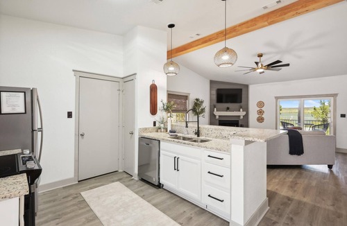 Graford House | New listing! *Sunshine Retreat: lakeview, fire pit, community pool