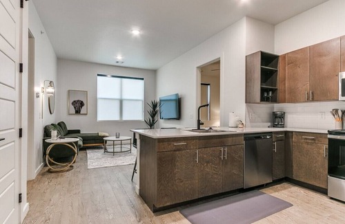 Edmond Apartment | New LUX 2Bed Apt @ UCO