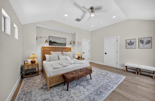 Alden Bridge House | New Luxe 5BR 4BA Pool Villa in The Woodlands